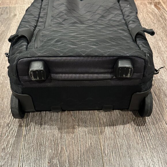 Victorinox Rolling Suitcase – Hard to Find – Retails $500 - Picture 3 of 9